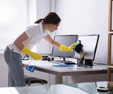 Service professionnel d'entretien ménager à Montréal dans un appartement moderne et propre